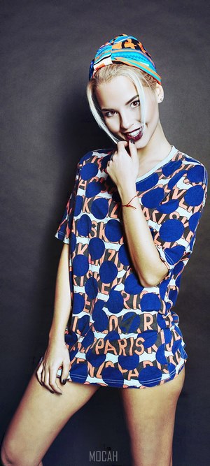 Woman in patterned t-shirt and hat