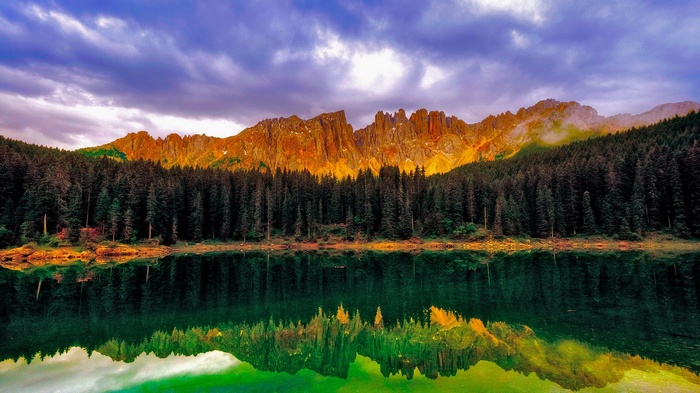 Lake reflection of mountains and forest