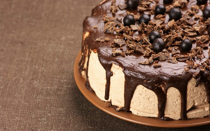 Chocolate cake with berries and chocolate shavings