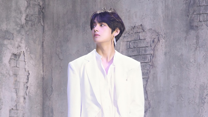 V from BTS in Map of the Soul 7 Photo 4K