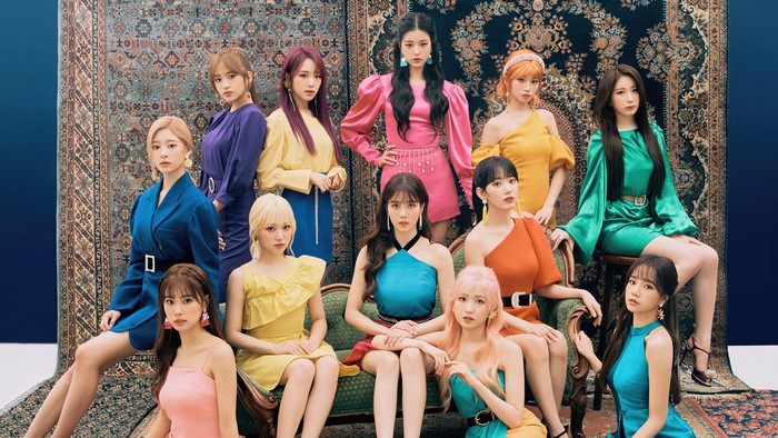 IZ*ONE members posing for Bloom*Iz 4K photo