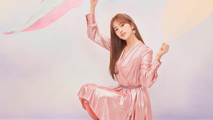 Yujin from IZ*ONE holding balloons