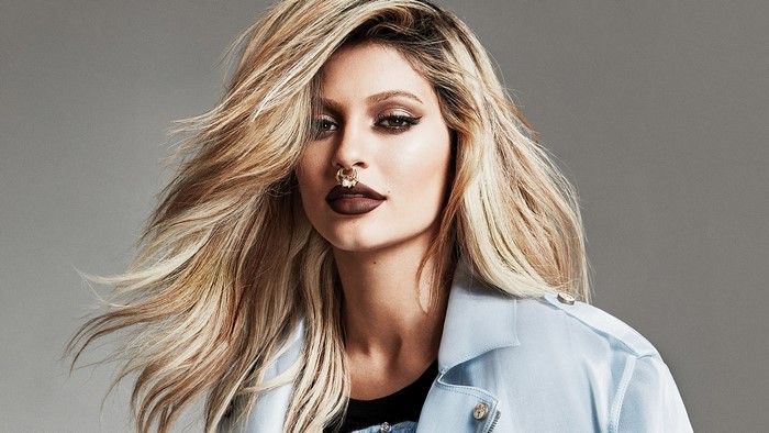 Kylie Jenner with blonde hair and nose piercing