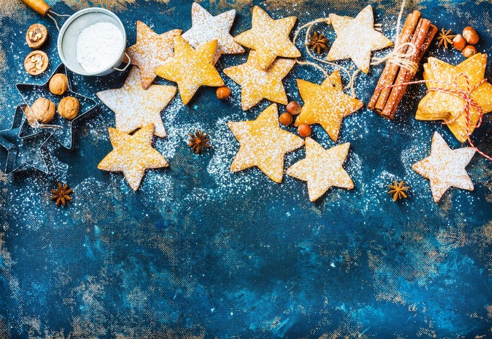Star-shaped cookies with cinnamon and nuts