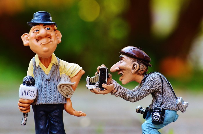 Statues of a reporter and a photographer