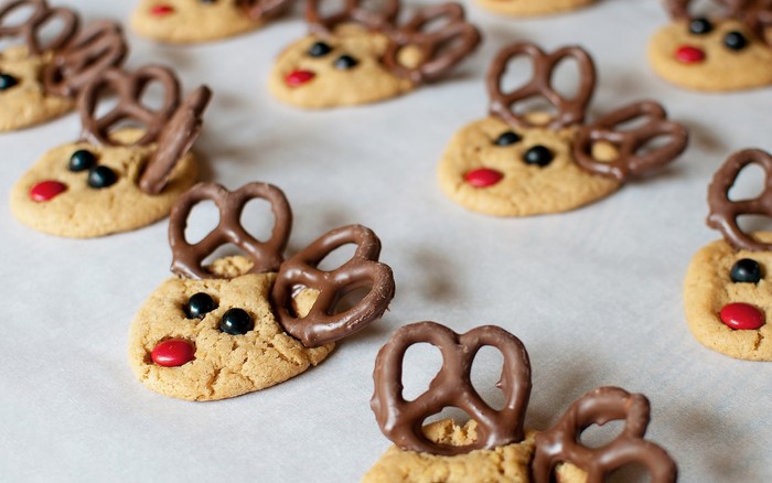 Reindeer Cookies with Pretzel Antlers