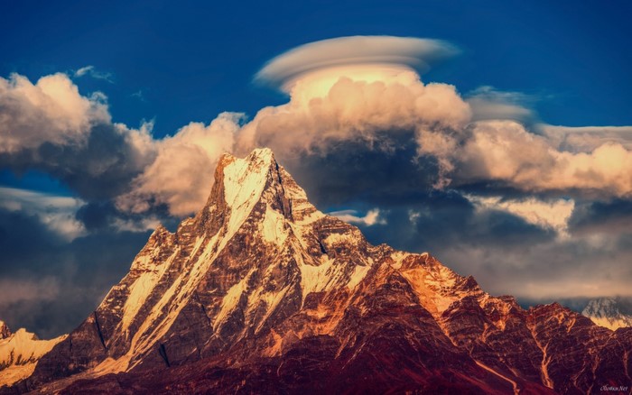 Machhapuchhre mountain with lenticular cloud