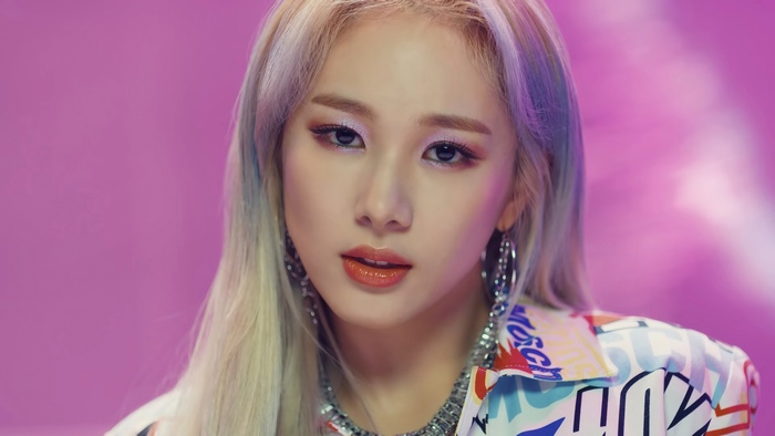 Mia from EVERGLOW in DUN DUN 4K