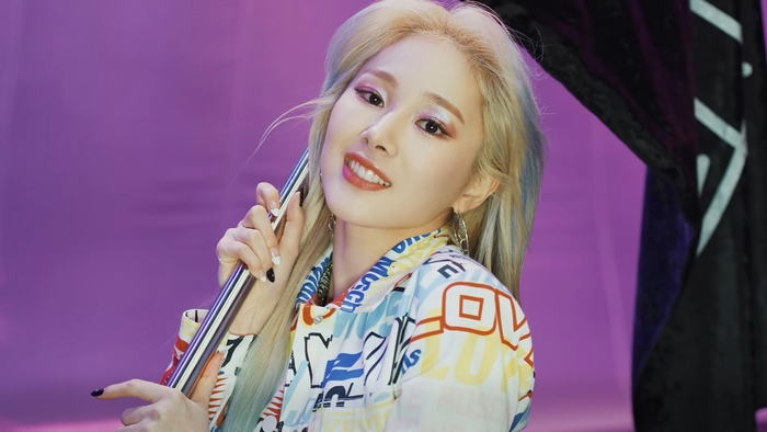 Mia from EVERGLOW in DUN DUN 4K