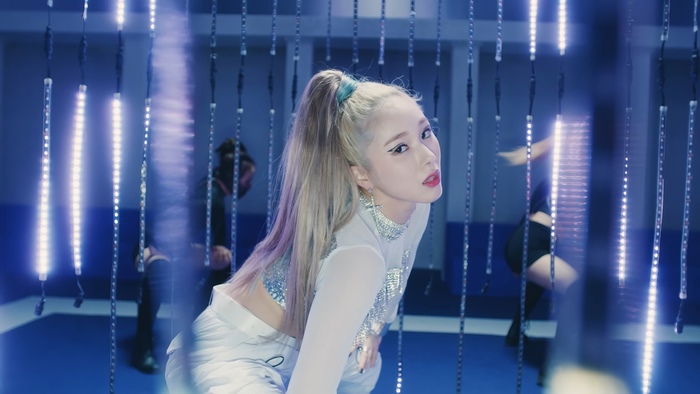 Mia from EVERGLOW in DUN DUN music video