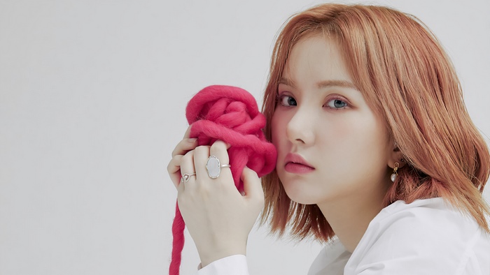 Eunha from GFriend holding pink yarn