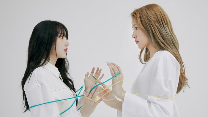 Yerin and Sowon from GFriend Labyrinth 4K