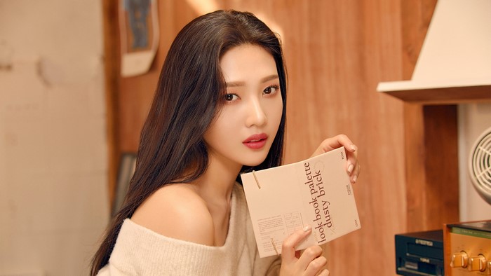 Joy from Red Velvet holding a makeup palette