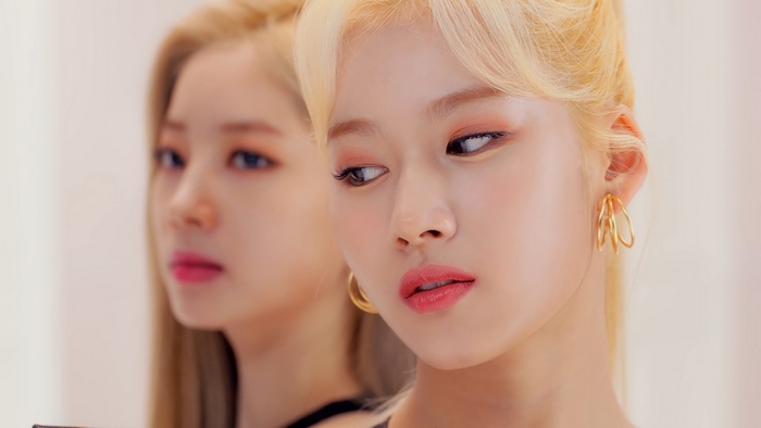 Sana and Dahyun from TWICE's Fake and True 4K