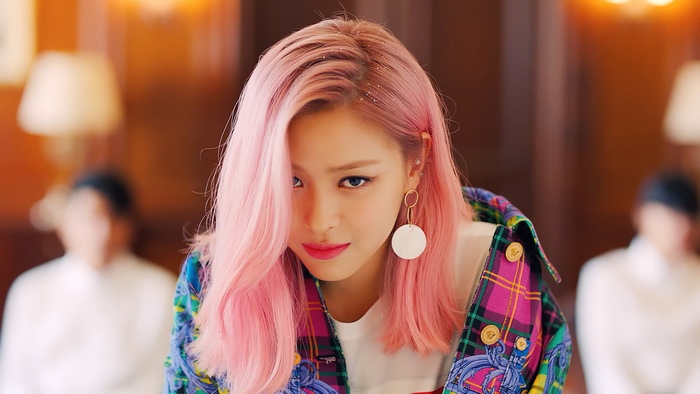 Ryujin from ITZY with Pink Hair in 4K