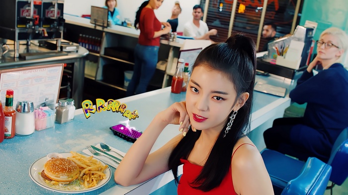 Lia from ITZY in a diner