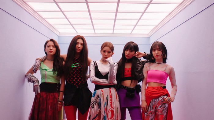 Red Velvet members Yeri, Joy, Irene, Seulgi, and Wendy in 4K
