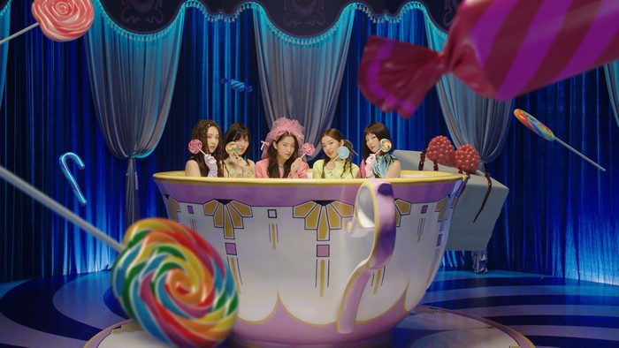 Red Velvet members in a teacup with lollipops, 4K