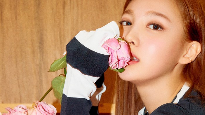 Nayeon from TWICE with pink roses