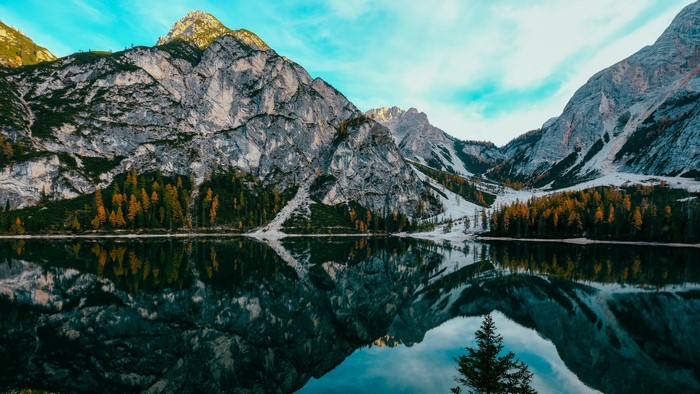 Mountain lake with reflection and autumn trees