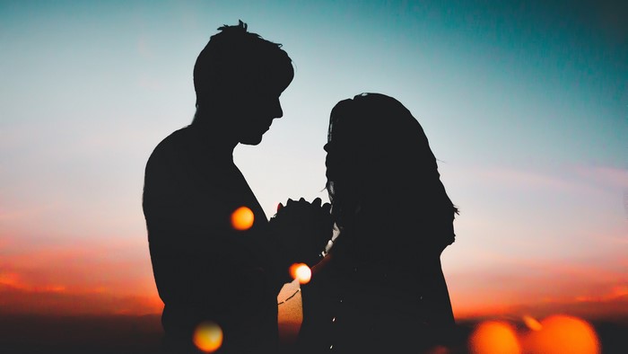 Couple silhouette at sunset 4K