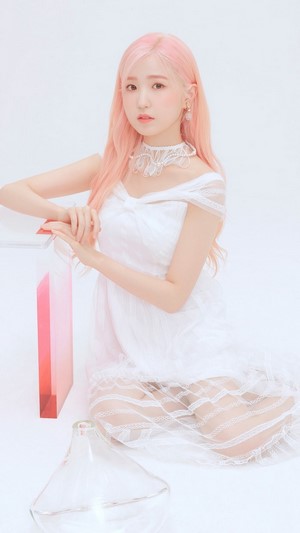 Hitomi from IZ*ONE in Bloom*Iz 4K