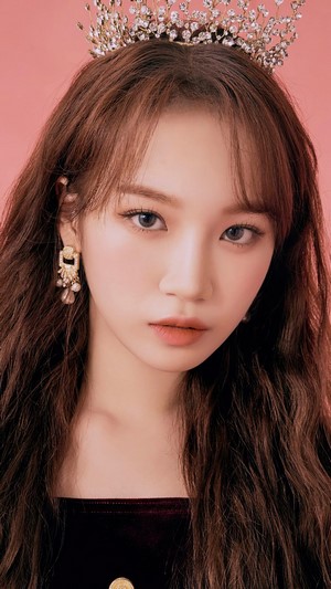 Kim Chaewon from IZ*ONE wearing a tiara