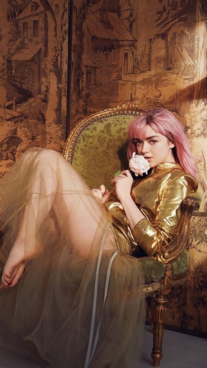 Maisie Williams with Pink Hair
