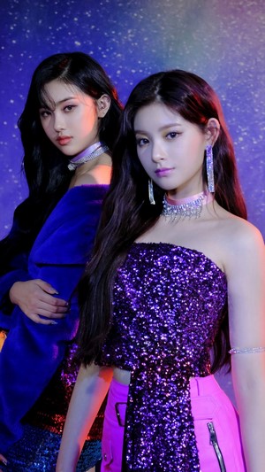 EVERGLOW members in purple and blue outfits