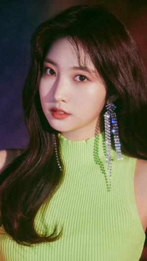 Sihyeon from EVERGLOW Reminiscence 4K