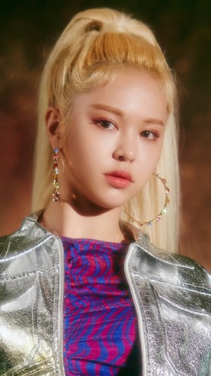 E:U from EVERGLOW