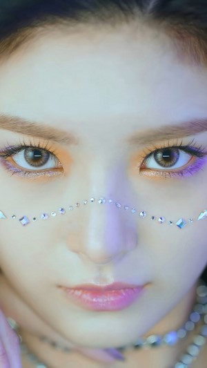 Yiren from EVERGLOW in DUN DUN 4K