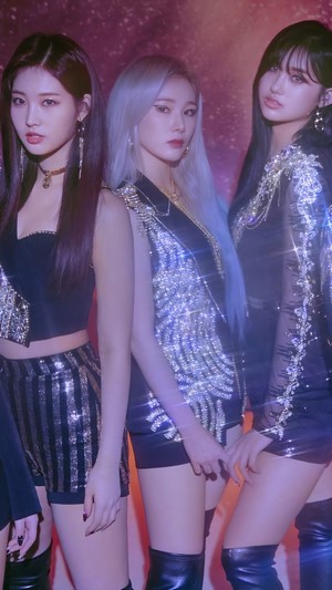 EVERGLOW members from Reminiscence 4K