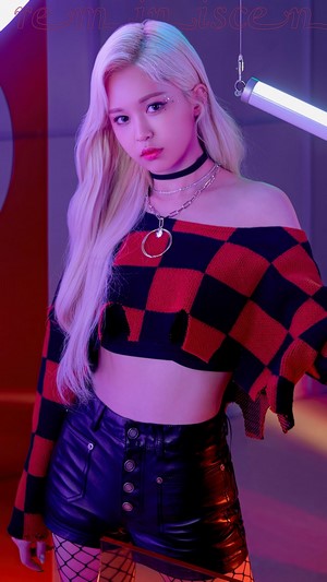 E:U from EVERGLOW in Reminiscence 4K