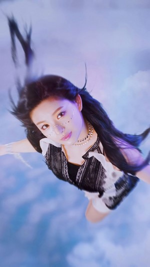 Yiren from EVERGLOW in DUN DUN 4K
