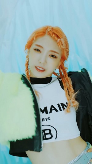 Onda from EVERGLOW in DUN DUN music video