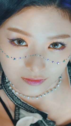 Yiren from EVERGLOW in DUN DUN 4K