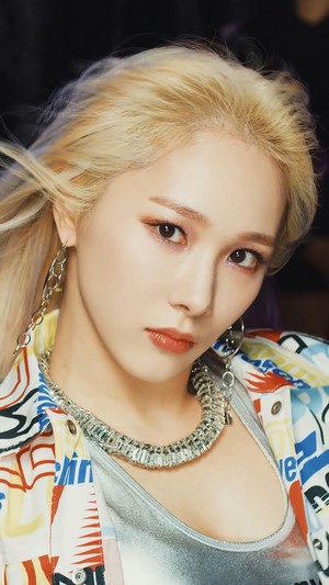 Mia from EVERGLOW