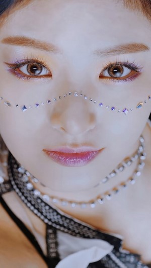 Yiren from EVERGLOW DUN DUN 4K