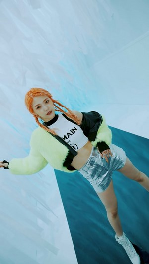 Onda from EVERGLOW in DUN DUN 4K