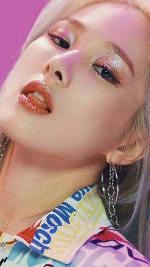 Mia from EVERGLOW