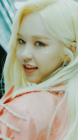 E:U from EVERGLOW in DUN DUN 4K