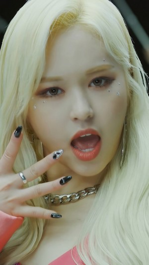 E:U from Dreamcatcher's DUN DUN MV