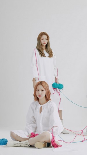 GFriend members with yarn in Labyrinth concept