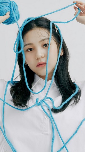 Umji from GFriend with blue yarn