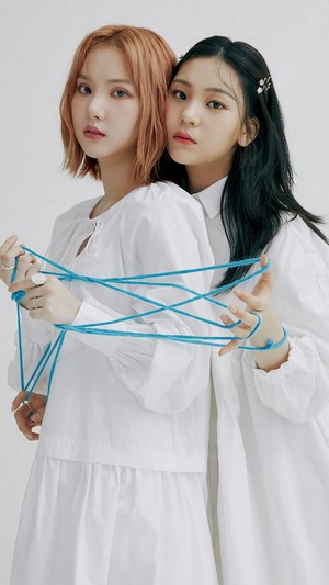 Eunha and Umji from GFriend in Labyrinth 4K