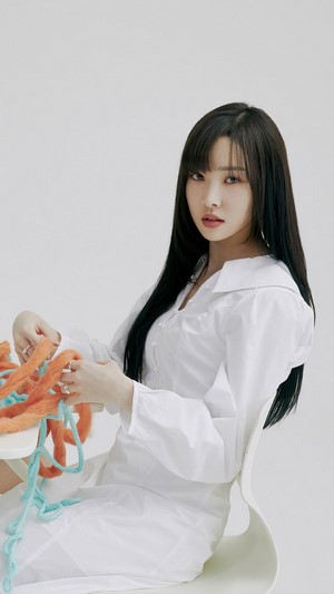 SinB from GFriend with yarn