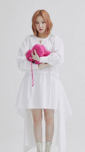 Eunha from GFriend holding pink yarn