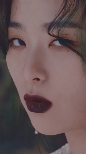 Seulgi from Red Velvet in Psycho 4K