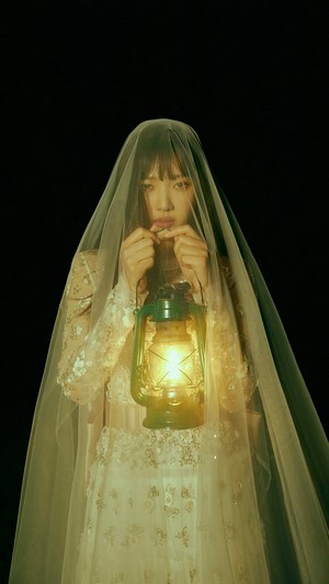 Joy from Red Velvet holding a lantern